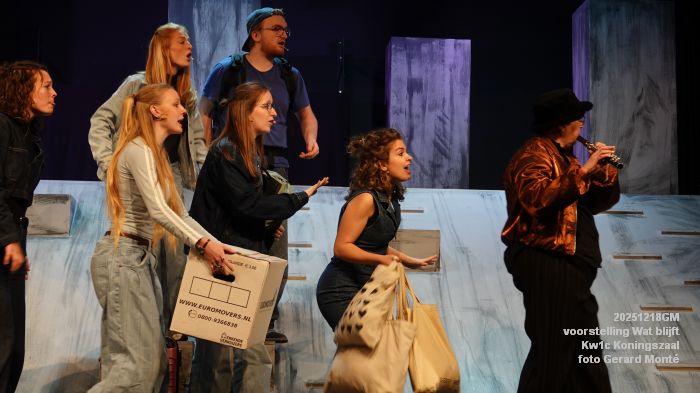 DSC07082- Kw1c voorstelling Wat blijft - De Compagnie Koningszaal - 18dec2025 -  foto GerardMontE
