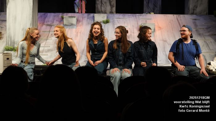 DSC07092- Kw1c voorstelling Wat blijft - De Compagnie Koningszaal - 18dec2025 -  foto GerardMontE