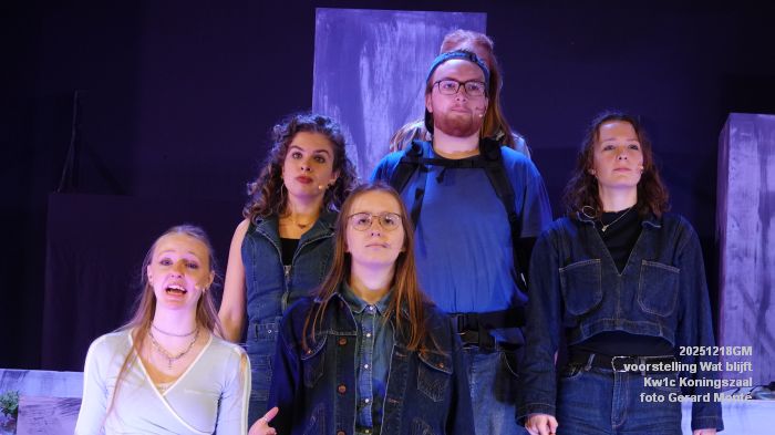 DSC07097- Kw1c voorstelling Wat blijft - De Compagnie Koningszaal - 18dec2025 -  foto GerardMontE