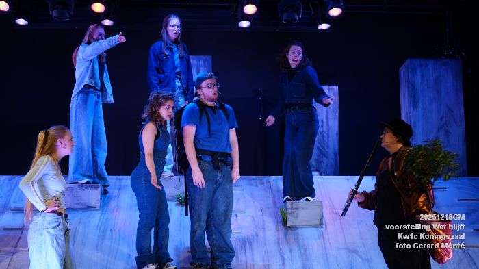 DSC07101- Kw1c voorstelling Wat blijft - De Compagnie Koningszaal - 18dec2025 -  foto GerardMontE