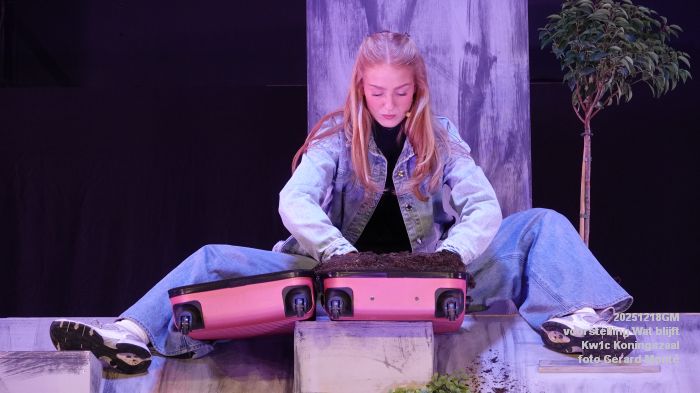 DSC07107- Kw1c voorstelling Wat blijft - De Compagnie Koningszaal - 18dec2025 -  foto GerardMontE