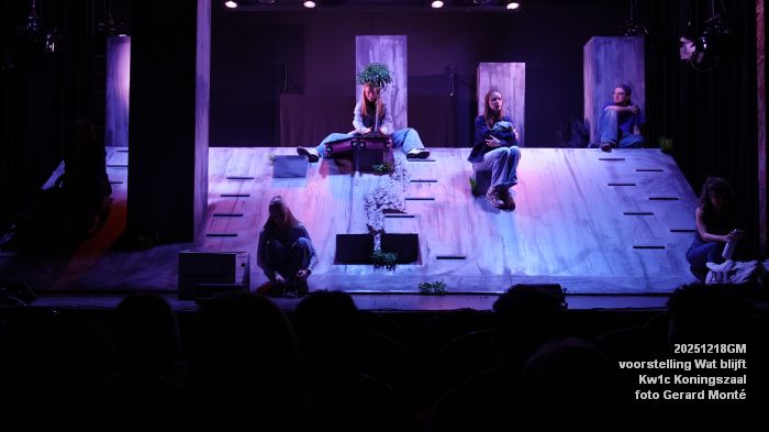 DSC07108- Kw1c voorstelling Wat blijft - De Compagnie Koningszaal - 18dec2025 -  foto GerardMontE