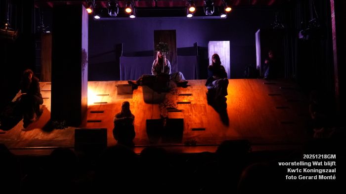 DSC07110- Kw1c voorstelling Wat blijft - De Compagnie Koningszaal - 18dec2025 -  foto GerardMontE