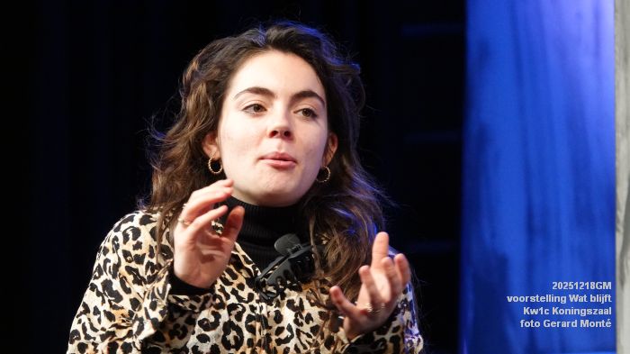 DSC07113- Kw1c voorstelling Wat blijft - De Compagnie Koningszaal - 18dec2025 -  foto GerardMontE