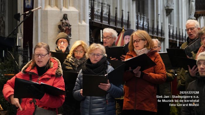 DSC08117- Sint-Jan - Muziek bij de kerststal 4 met de Stadspijpers en anderen - 27dec2025 -  foto GerardMontE