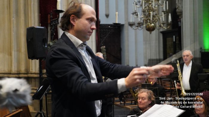 DSC08124- Sint-Jan - Muziek bij de kerststal 4 met de Stadspijpers en anderen - 27dec2025 -  foto GerardMontE