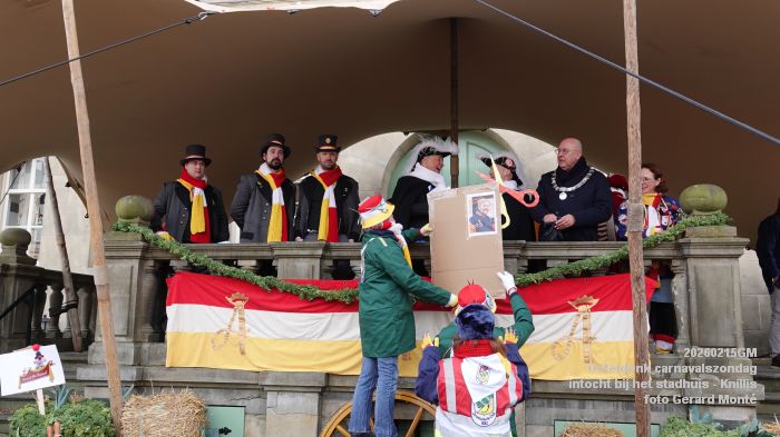 DSC03266- Oeteldonk carnavalszondag intocht bij stadhuis Markt - 15feb2026 - foto GerardMontE