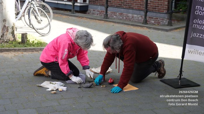 DSC08010-DSC08019- struikelstenen poetsen - centrum Den Bosch - 26apr2026 - foto GerardMontE