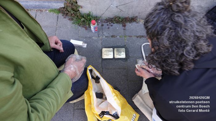 DSC08069- struikelstenen poetsen - centrum Den Bosch - 26apr2026 - foto GerardMontE