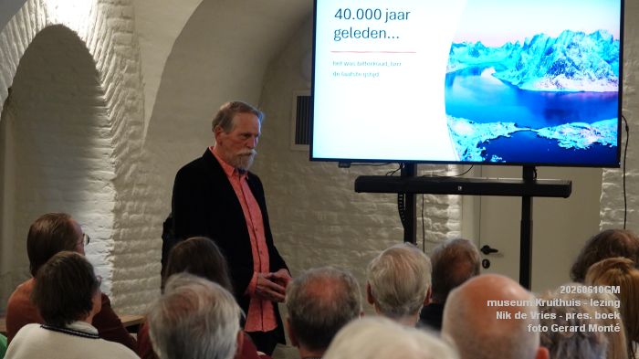 jDSC07486- museum Kruithuis - lezing - Nik de Vries boek - 10juni2026 - foto GerardMontE